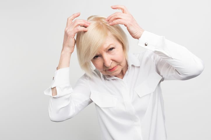 Ältere Dame mit diffusen Haarausfall