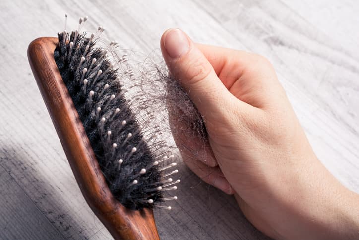 Haare in der Bürste aufgrund von Haarausfall